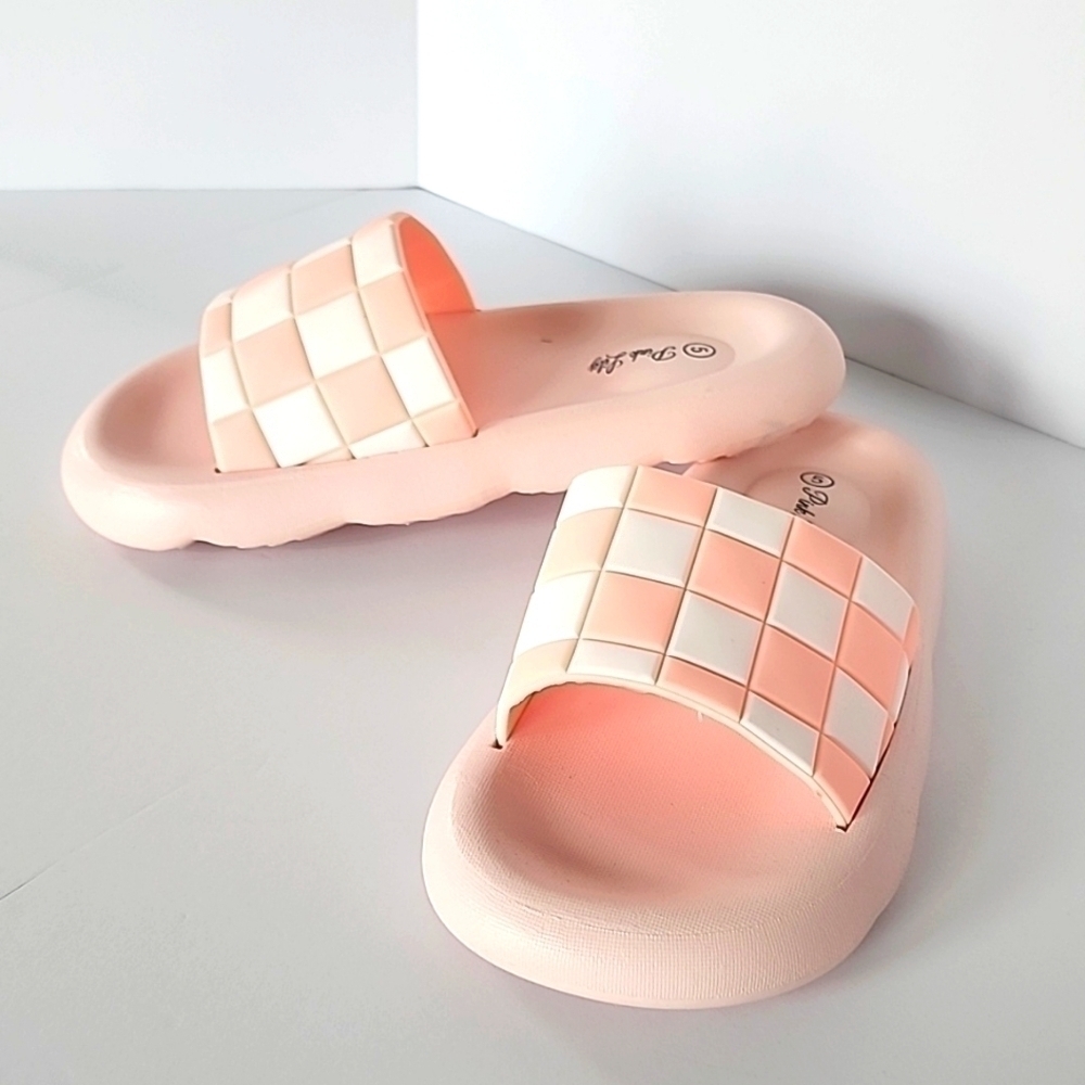 Pink Lily Peach and White Checkered Sandals